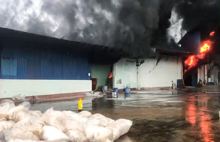 Xuong dieu o Binh Phuoc chay lon anh 1