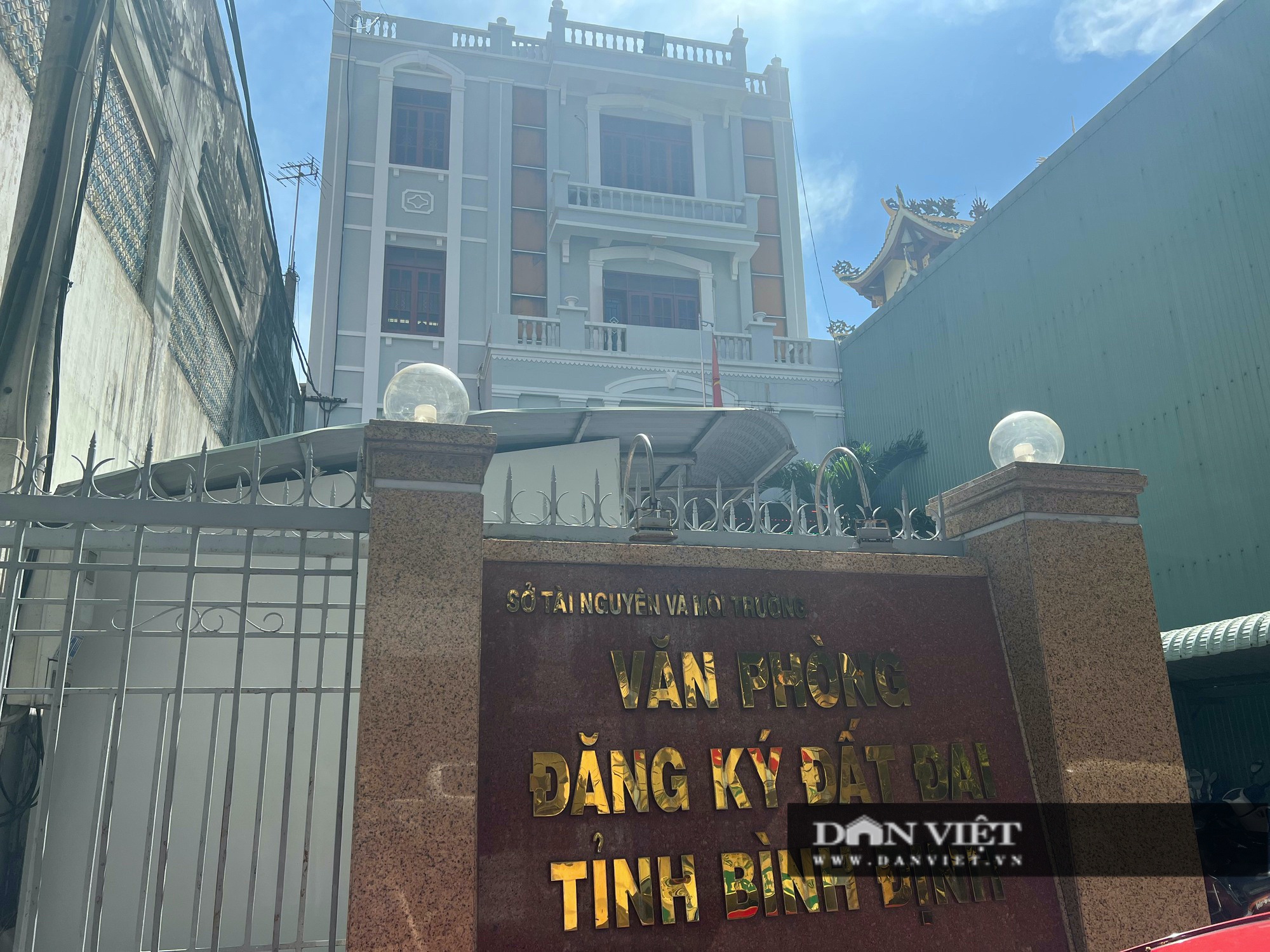 Can bo van phong dat dai xin nghi viec vi so o tu anh 3