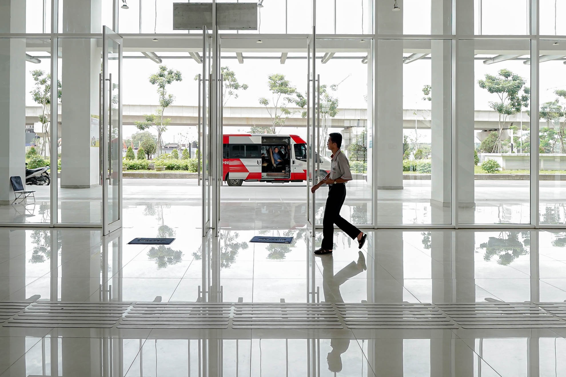 Gap rut 'don' xe du ben coc de keo khach ve Ben xe Mien Dong moi hinh anh