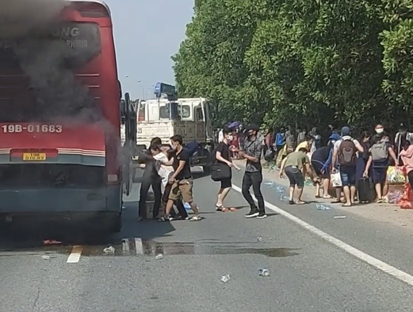 Chay xe giuong nam tren dai lo Thang Long,  hanh khach thao chay anh 1