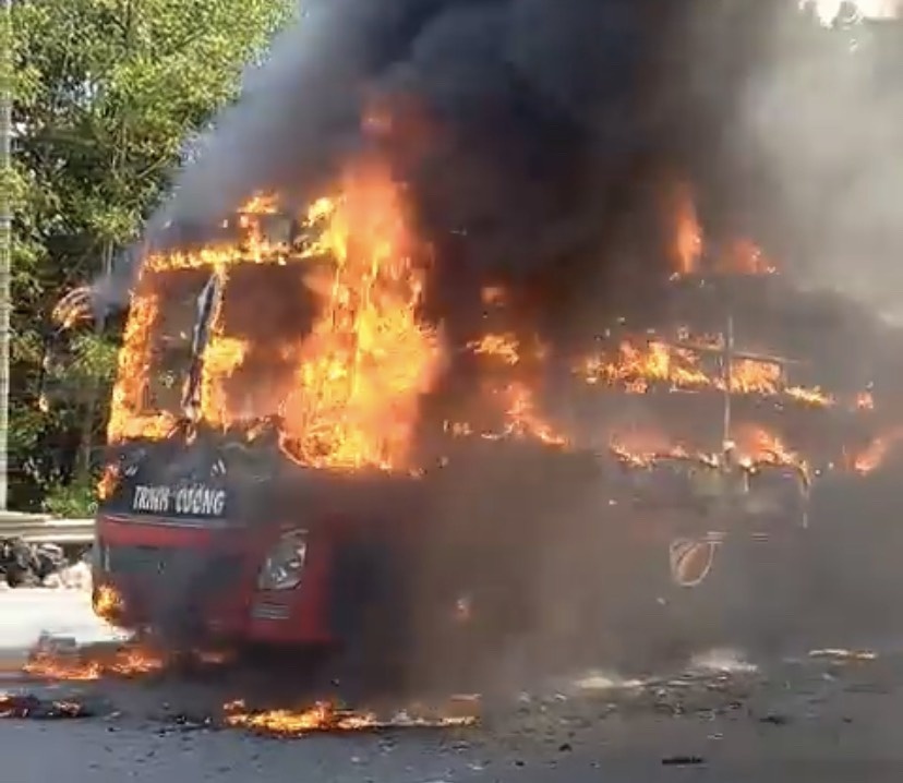 Chay xe giuong nam tren dai lo Thang Long, hanh khach thao chay hinh anh