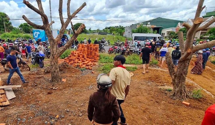 Phat hien hai anh em ruot trong ho nuoc sau 2 ngay mat tich hinh anh