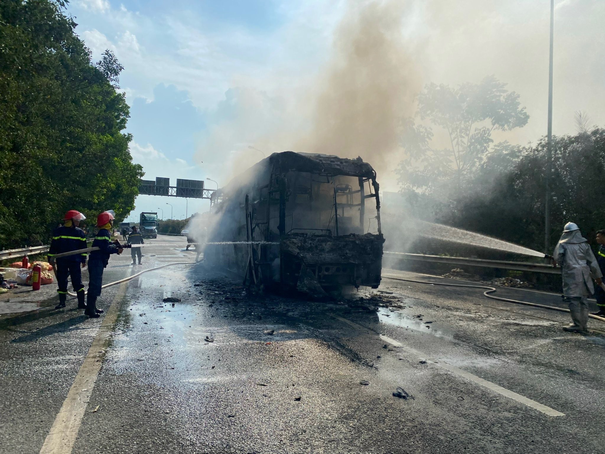 Chay xe giuong nam tren dai lo Thang Long,  hanh khach thao chay anh 2