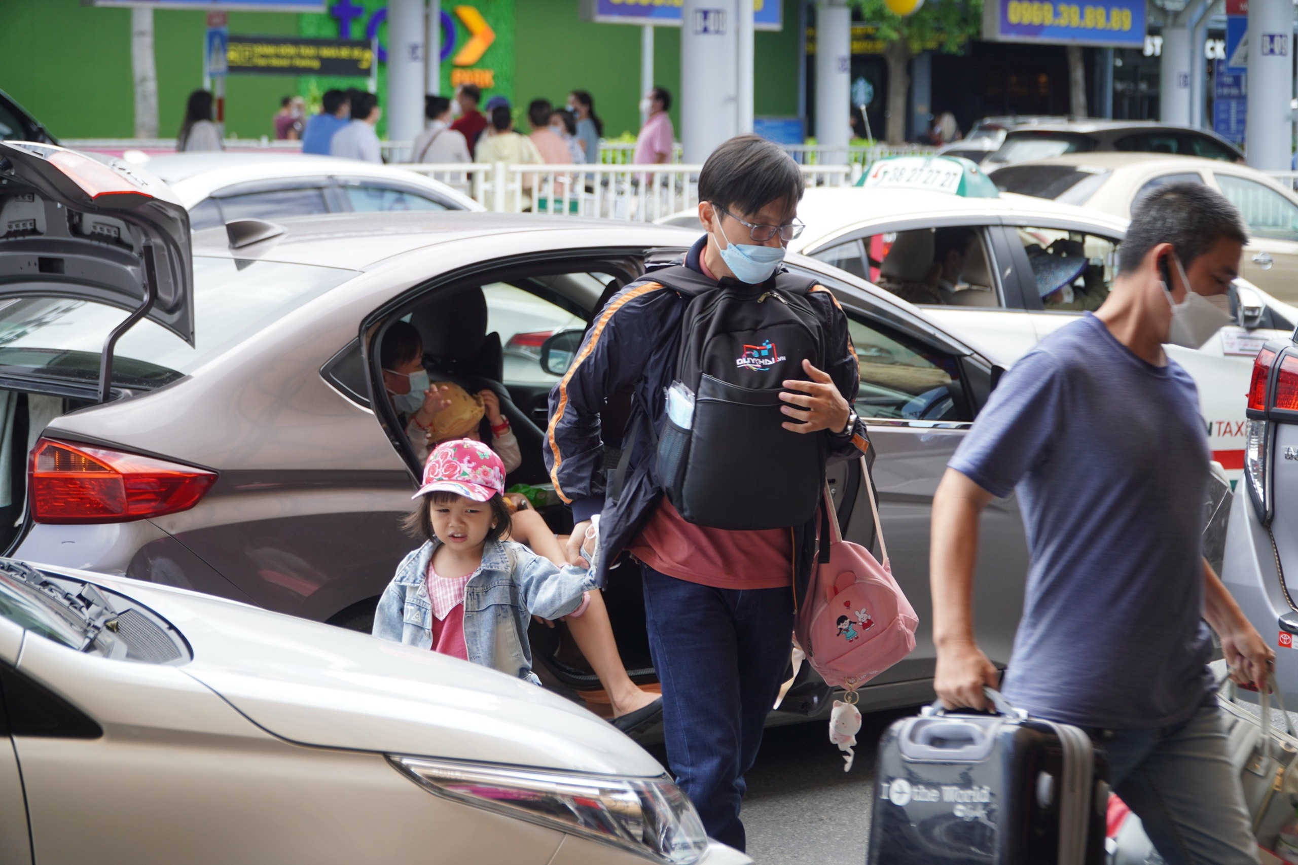 Tan Son Nhat dong nghit khach tu sang den chieu anh 10