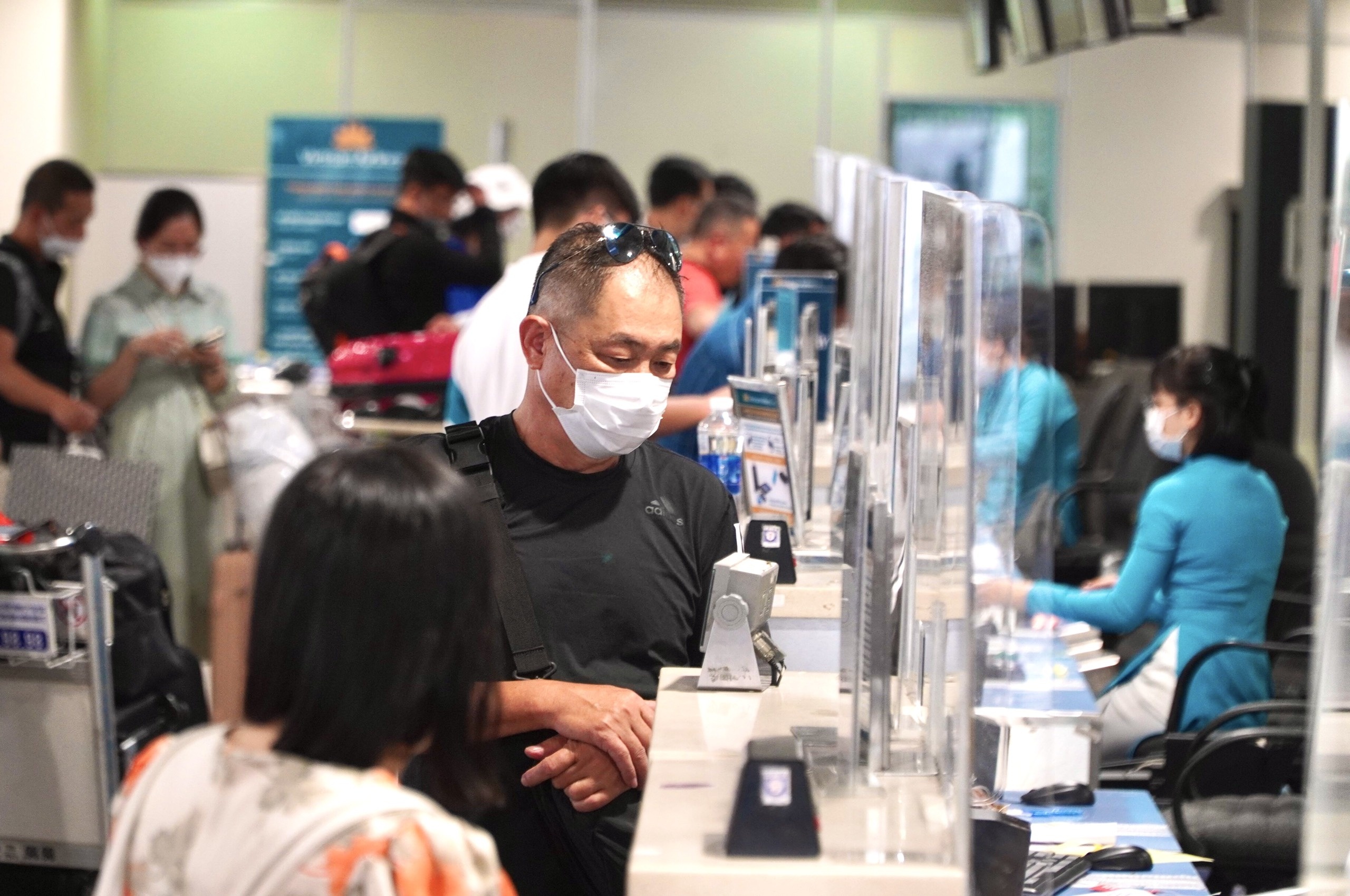 Tan Son Nhat dong nghit khach tu sang den chieu anh 6