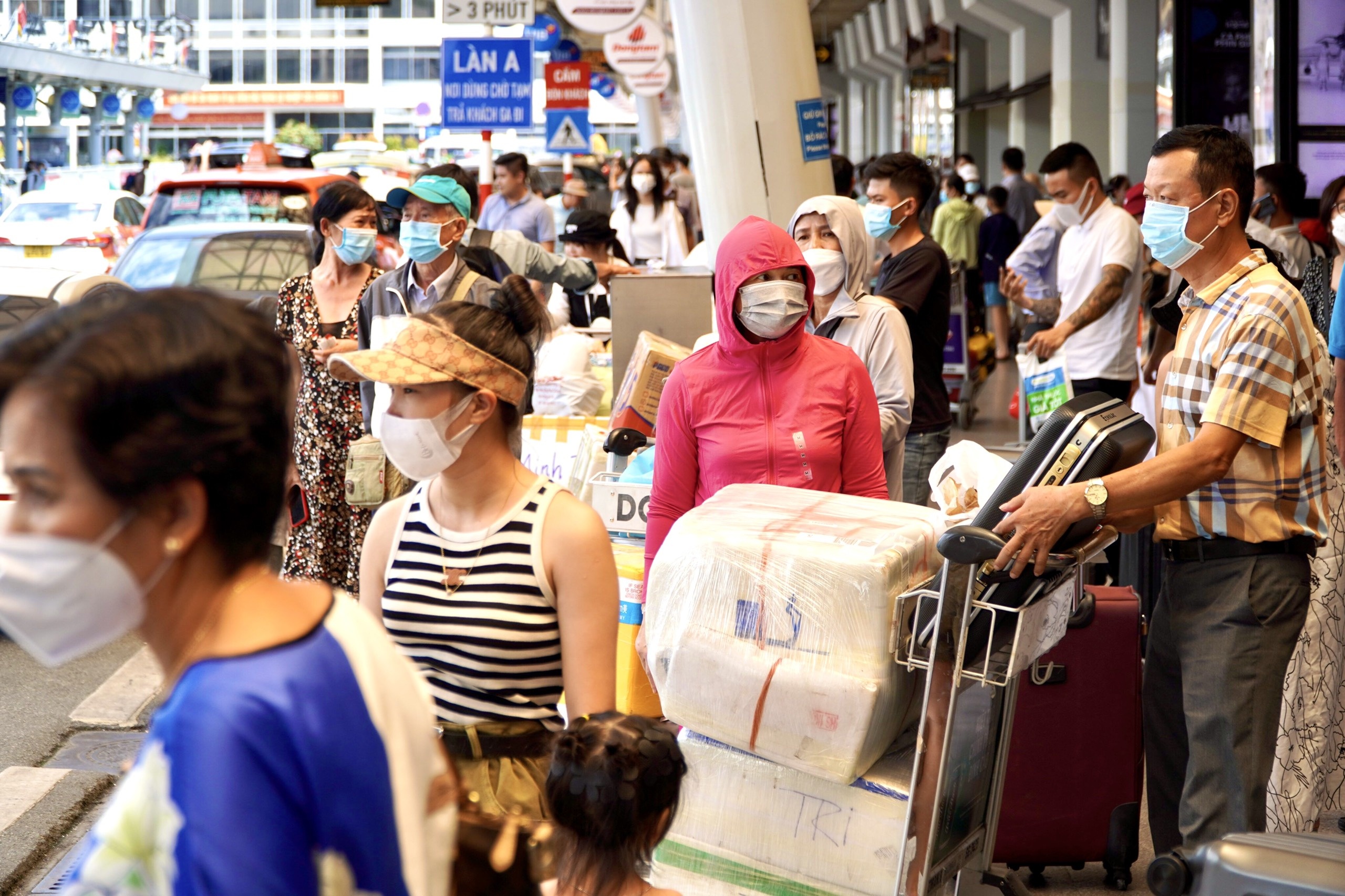 Tan Son Nhat dong nghit khach tu sang den chieu anh 2