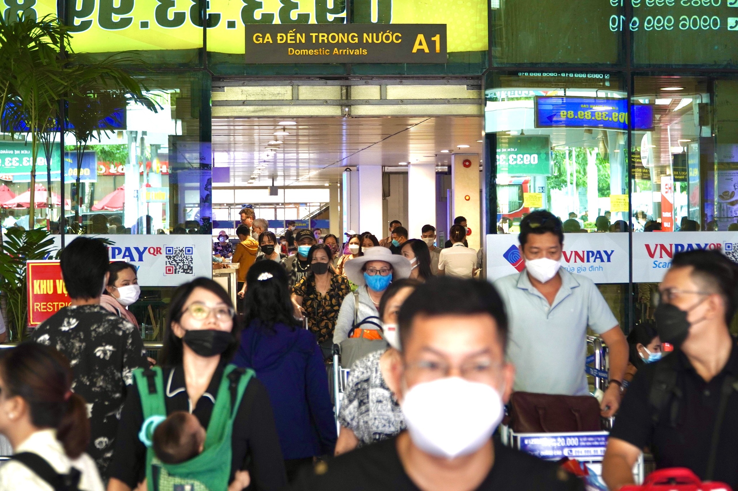 Tan Son Nhat dong nghit khach tu sang den chieu anh 1
