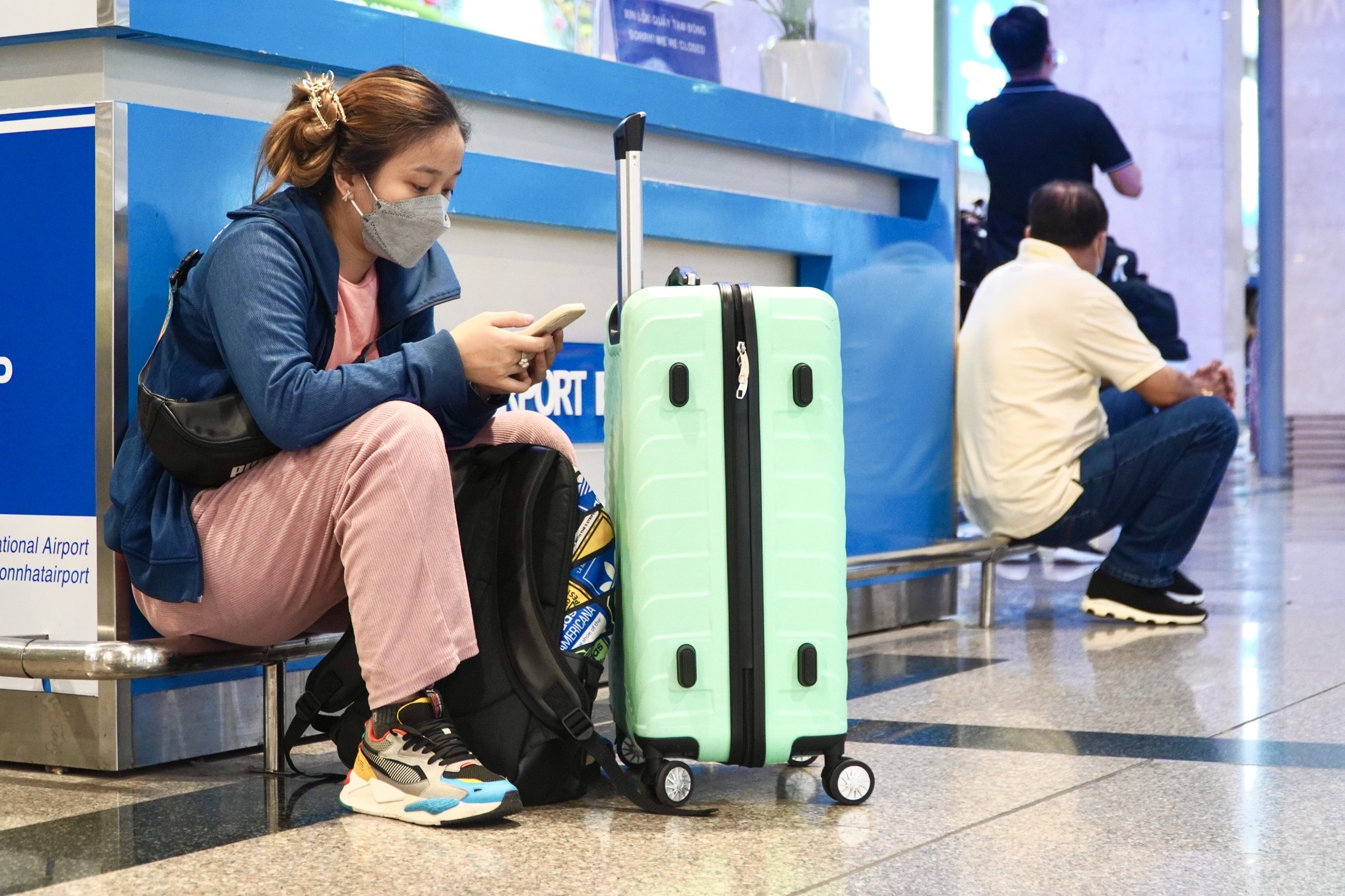 Tan Son Nhat dong nghit khach tu sang den chieu anh 5