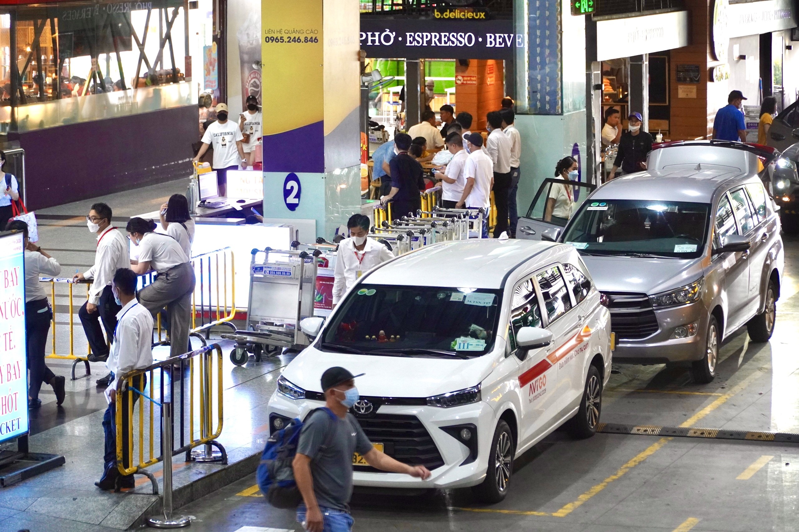 Tan Son Nhat dong nghit khach tu sang den chieu anh 11