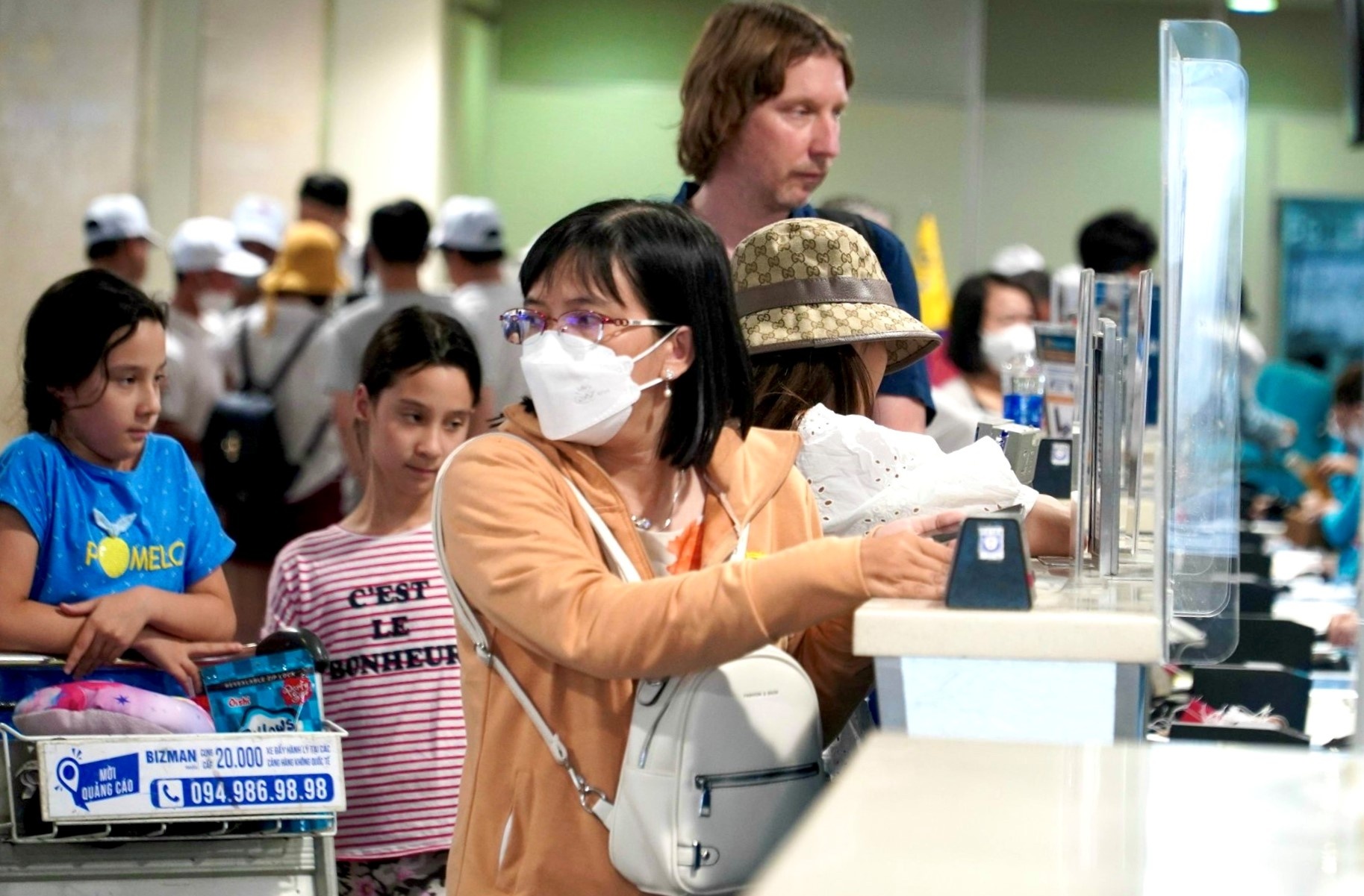 Tan Son Nhat dong nghit, khach cho hon 30 phut chua check-in xong hinh anh