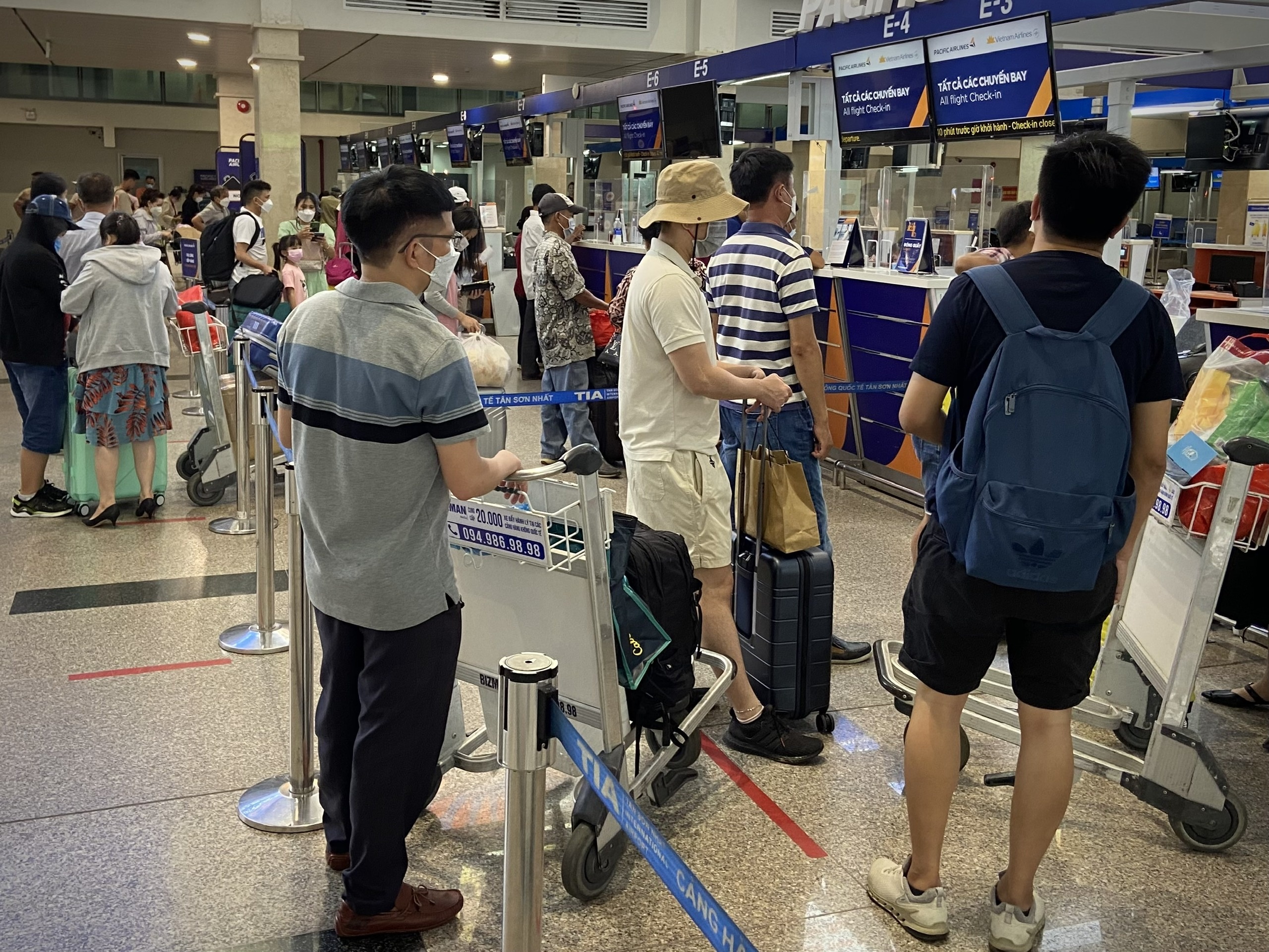 Tan Son Nhat dong ky luc,  khach cho hon 30 phut chua check-in xong anh 2