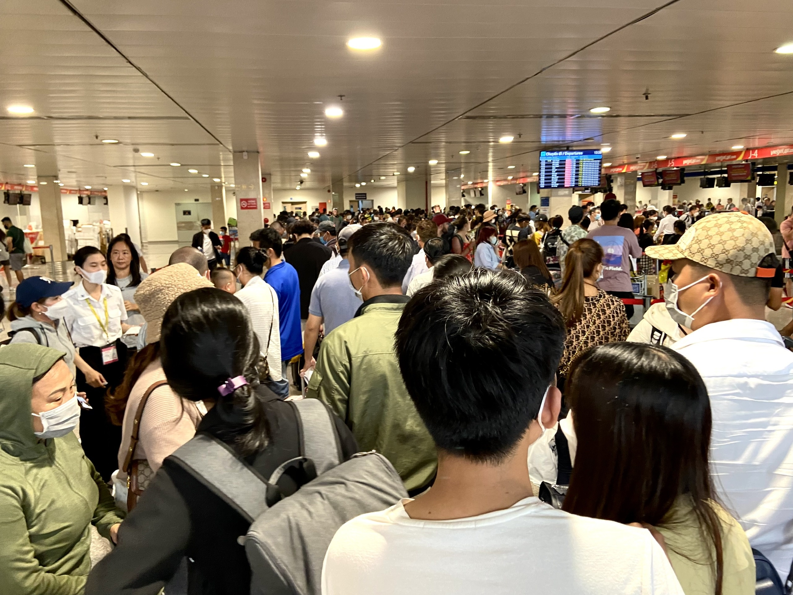 Tan Son Nhat dong ky luc,  khach cho hon 30 phut chua check-in xong anh 1