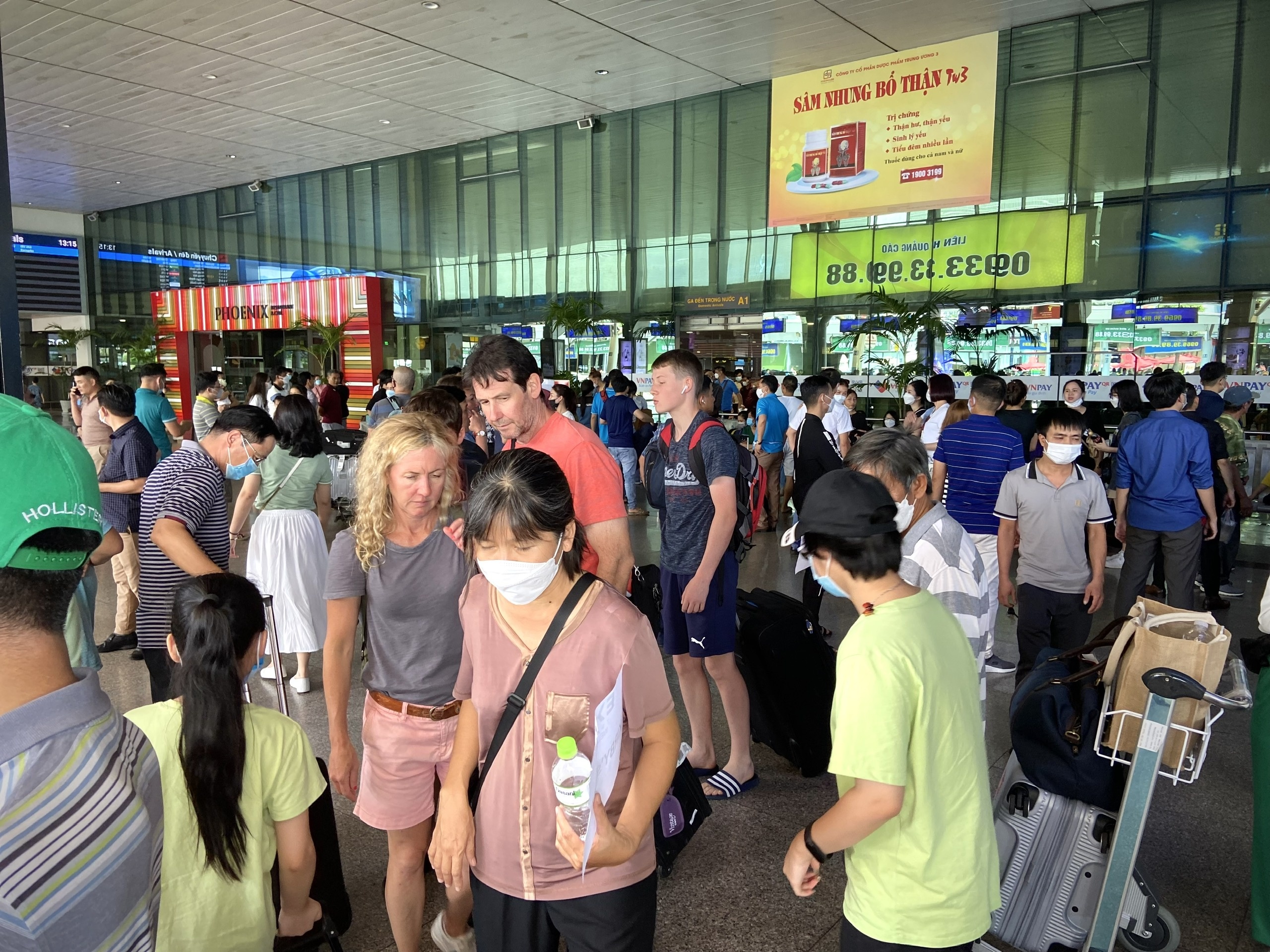 Tan Son Nhat dong ky luc,  khach cho hon 30 phut chua check-in xong anh 3