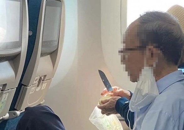 Khach mang dao len may bay, nhan vien an ninh co bi xu ly? hinh anh