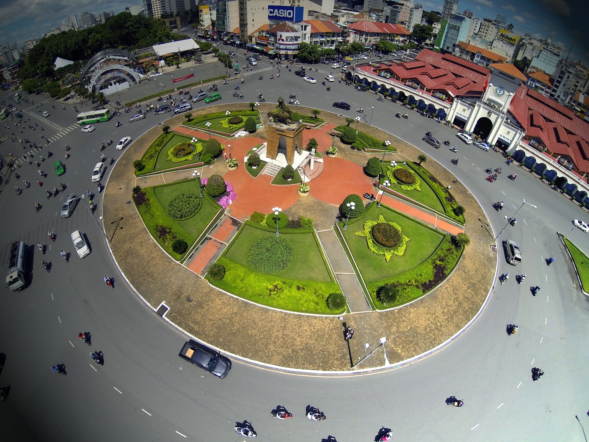 3 phuong an thiet ke canh quan truoc cho Ben Thanh,  giao lo Nguyen Hue anh 1