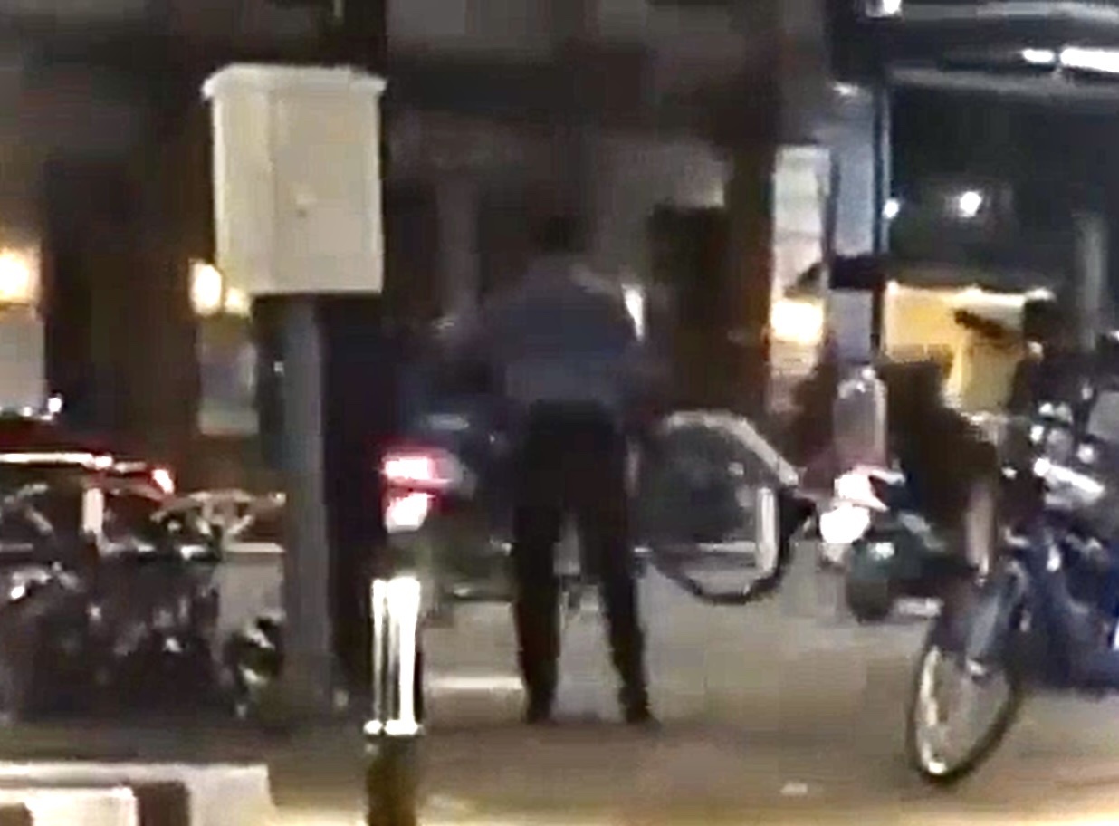 Bao ve cong vien Bach Dang nem xe dap tren via he ra duong hinh anh