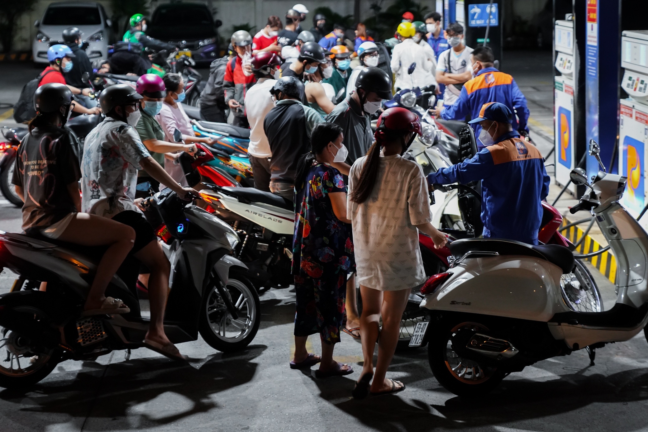 TP.HCM chan chinh nan xe du don tra khach bat nhao' o cay xang anh 1