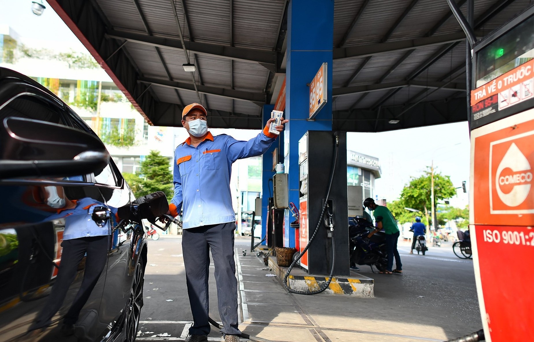 TP.HCM chan chinh nan xe du don tra khach bat nhao o cay xang hinh anh