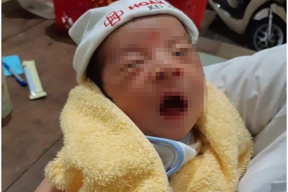 Be trai 10 ngay tuoi bi bo roi truoc cong chua hinh anh