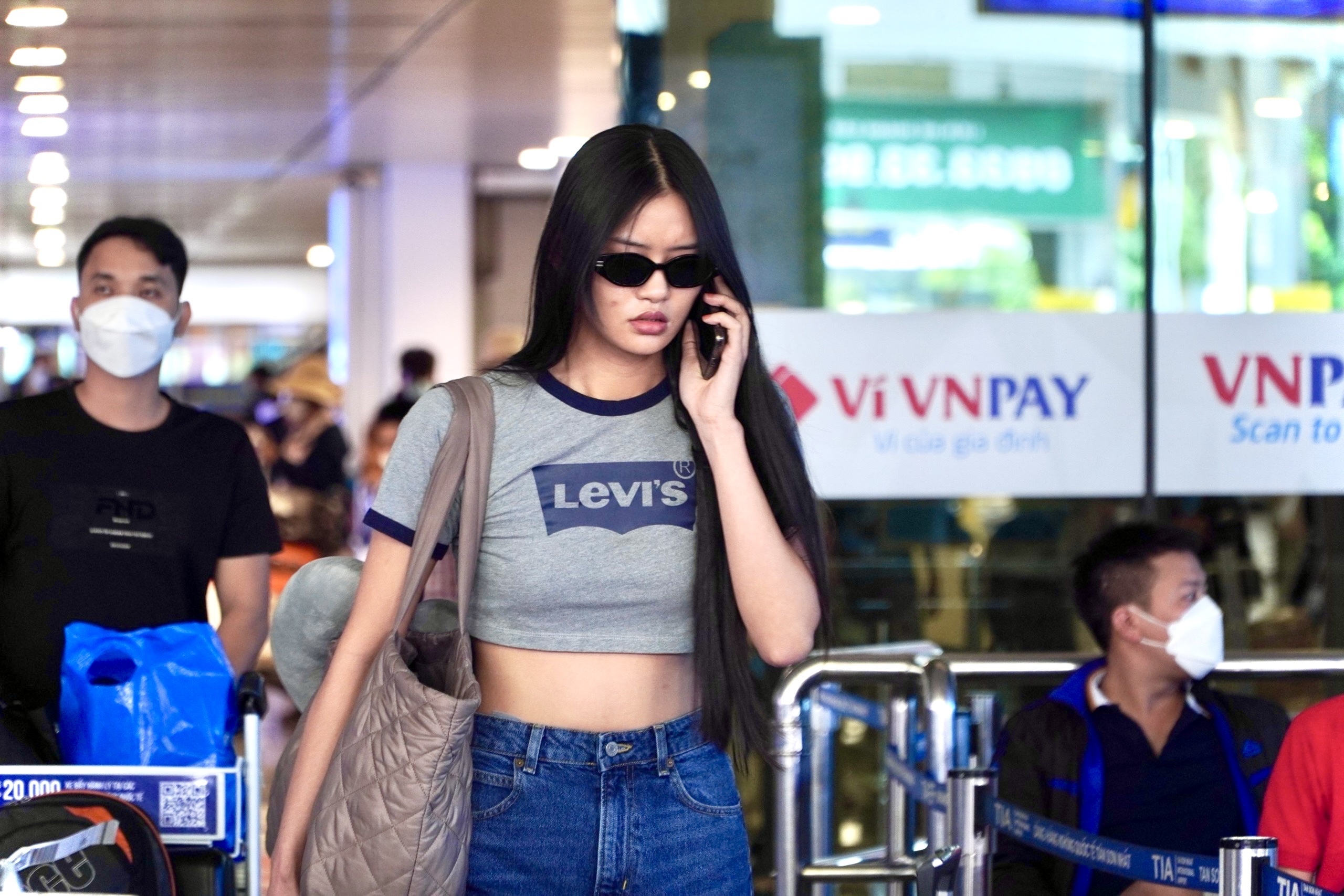 Khach bay o Tan Son Nhat: Se goi an ninh neu gap TikToker lam tro hinh anh