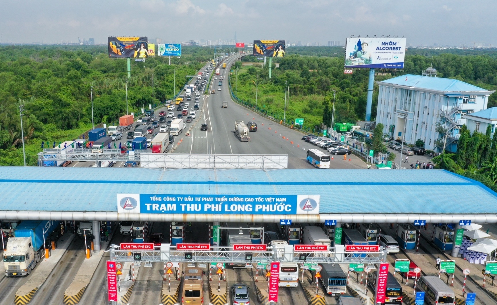 Un u o cao toc TP.HCM - Long Thanh ngay dau thu phi khong dung hinh anh