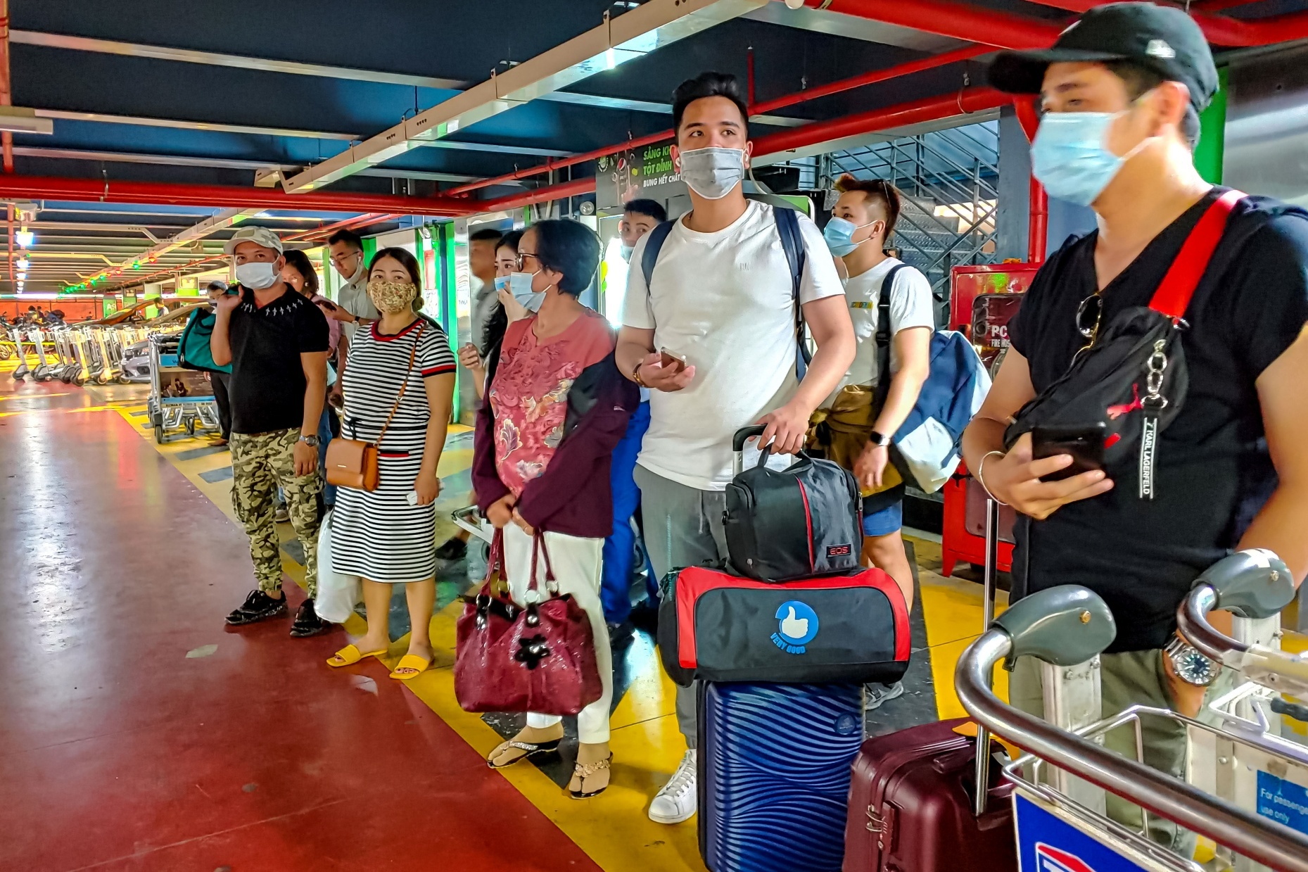 Nha xe Tan Son Nhat ngung cho xe cong nghe don khach tren lau hinh anh