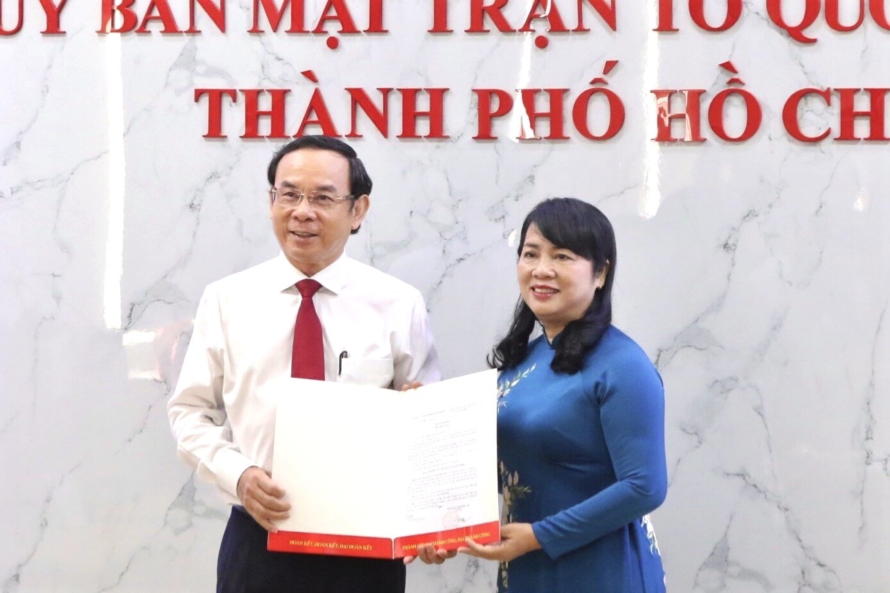 Ba To Thi Bich Chau lam Bi thu Quan uy quan 1 anh 2