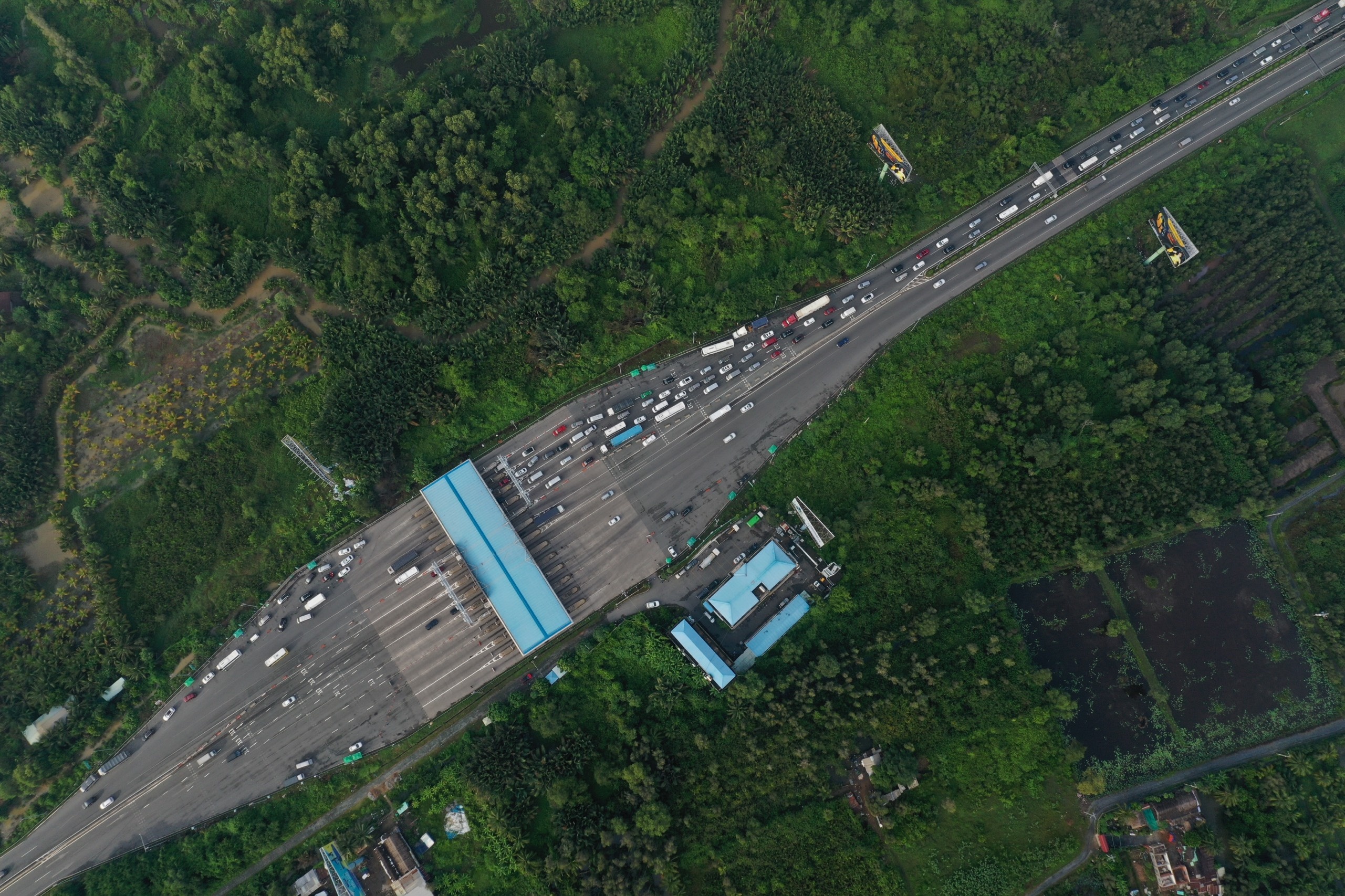 Nhieu xe chua dan the, cao toc TP.HCM - Long Thanh un tac 2 gio hinh anh