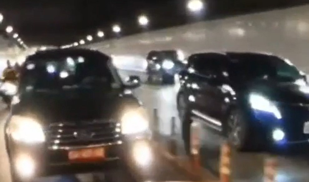 Oto bien do chay vao lan xe may ham Thu Thiem anh 1