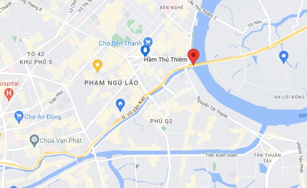 Oto bien do chay vao lan xe may ham Thu Thiem anh 2