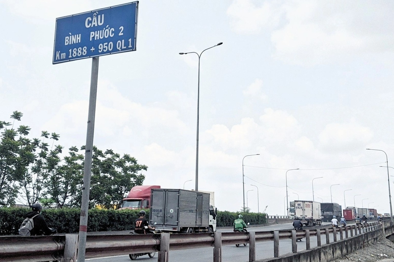 Cam xe tai, oto tren 16 cho qua cau Binh Phuoc 1 de sua chua hinh anh