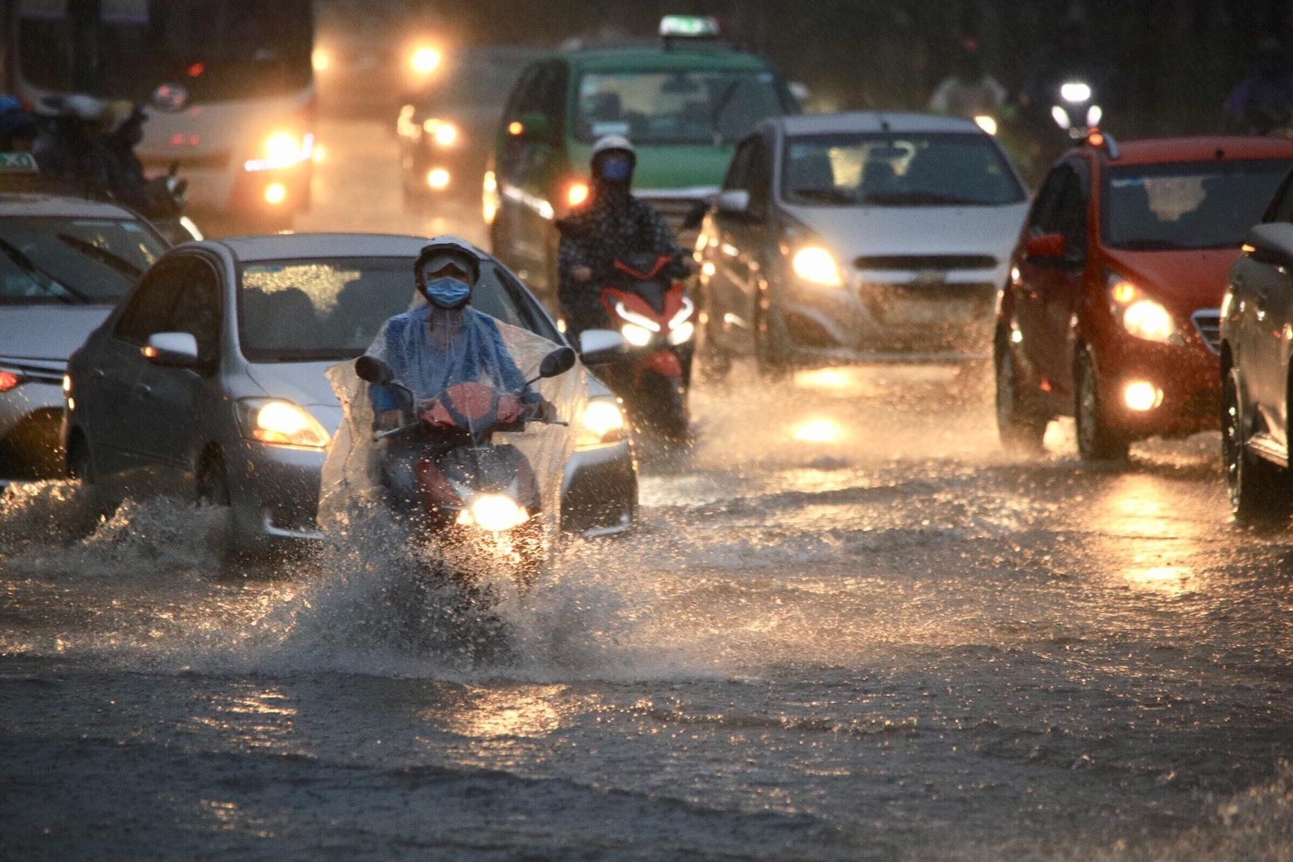 TP.HCM mua lon, nhieu tuyen duong ngap hinh anh