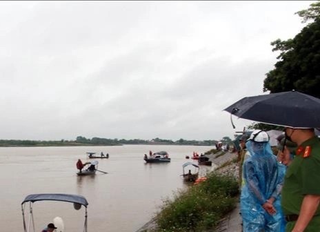 Tim thay thi the 3 be gai mat tich tren song o Nam Dinh hinh anh