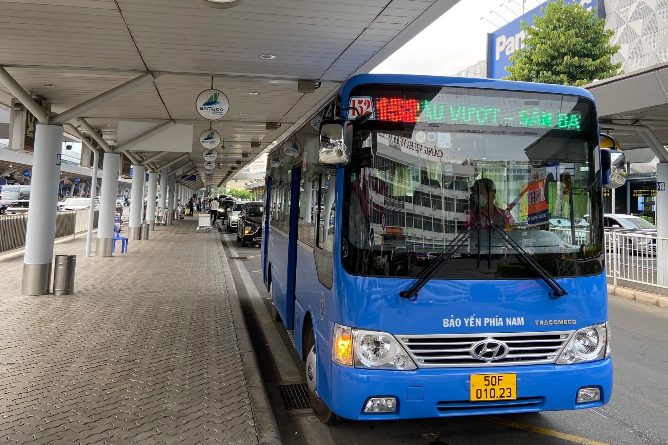 Xe buyt o Tan Son Nhat bi khach 'ngo lo' hinh anh