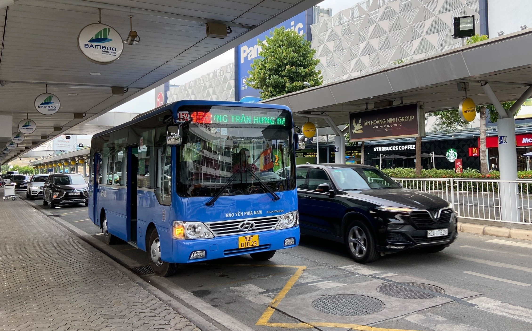Lam bai xe buyt 1.500 m2 de giam tai cho san bay Tan Son Nhat hinh anh