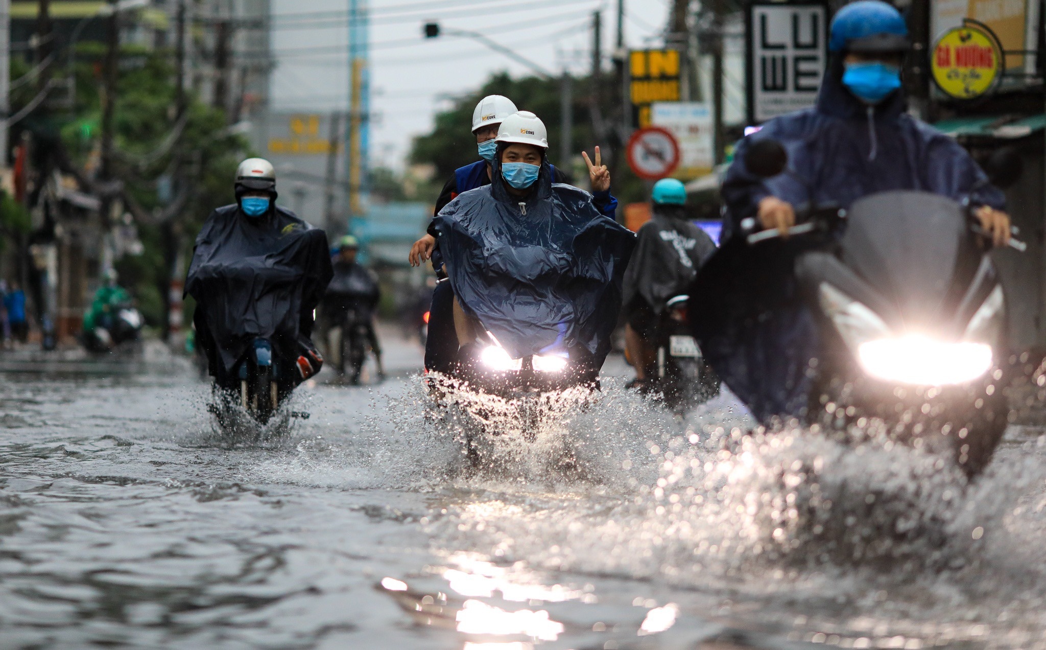 TP.HCM mua dong lon, nhieu tuyen duong ngap nhe hinh anh
