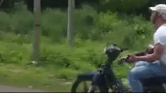 Nam thanh nien chay xe may bang chan, om dan danh hinh anh