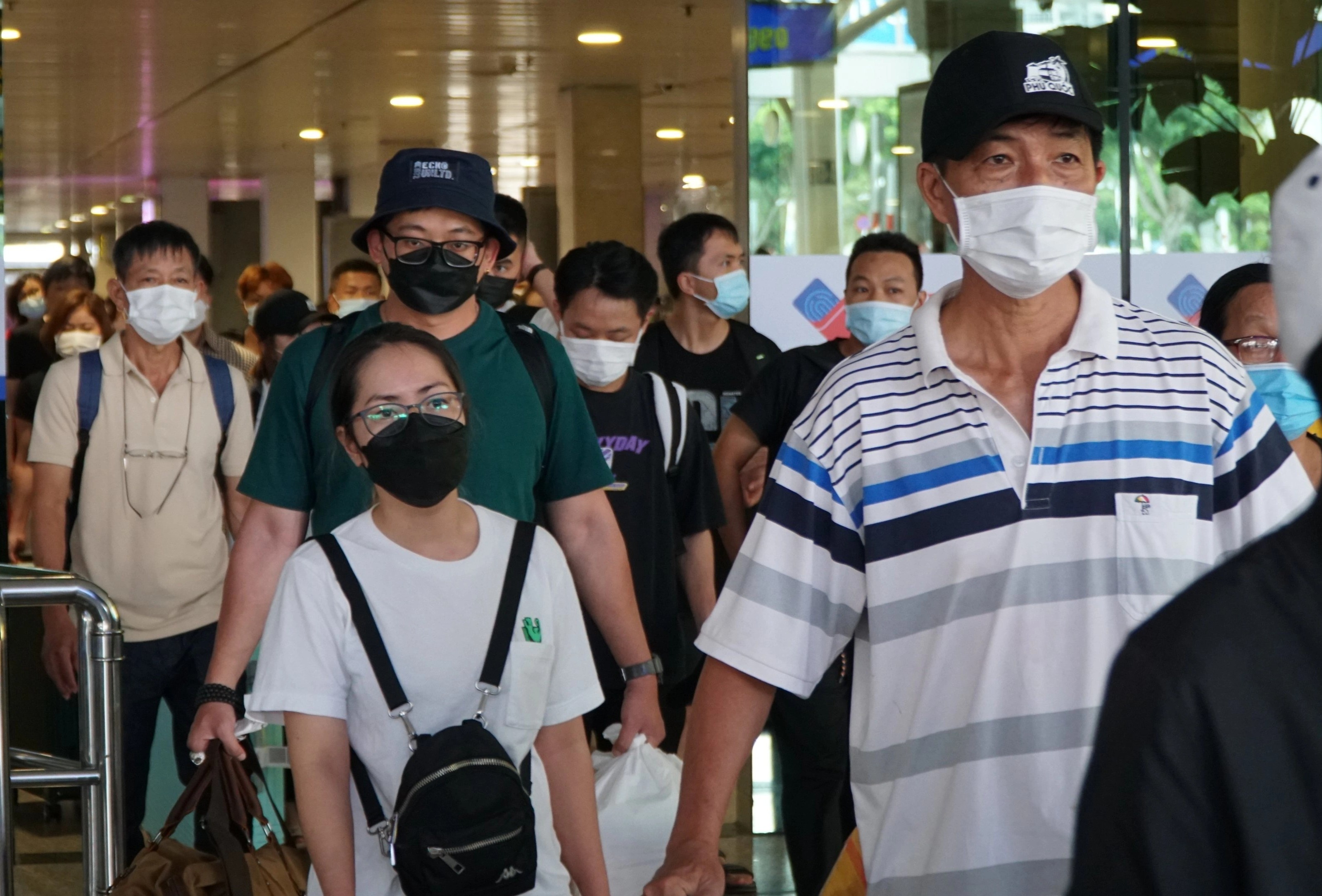 May bay nuom nuop ha canh Tan Son Nhat, khach 'dai co' cho lay hanh ly hinh anh