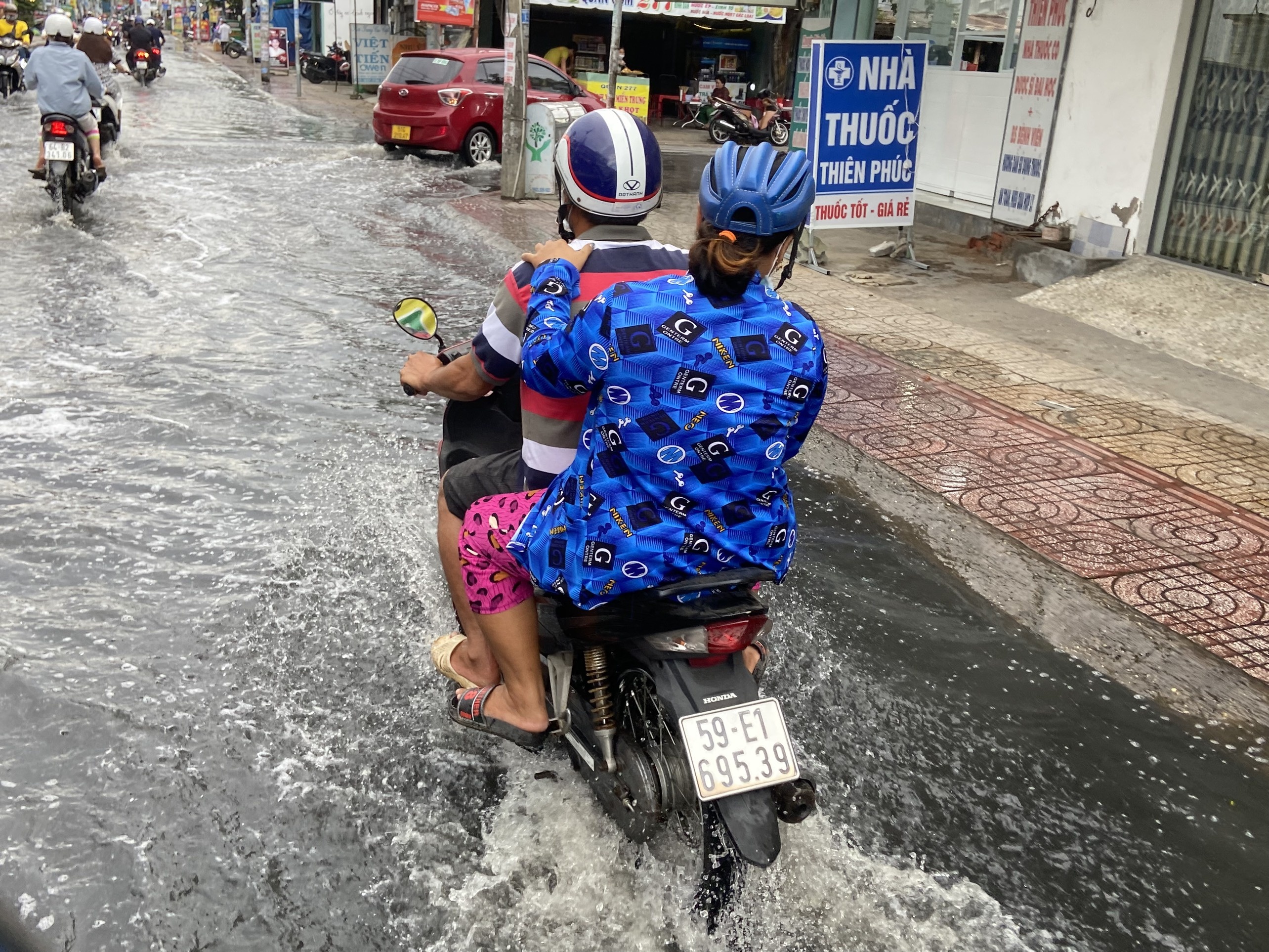 Trieu cuong dang, nguoi TP.HCM 'bi bom' gio tan tam hinh anh