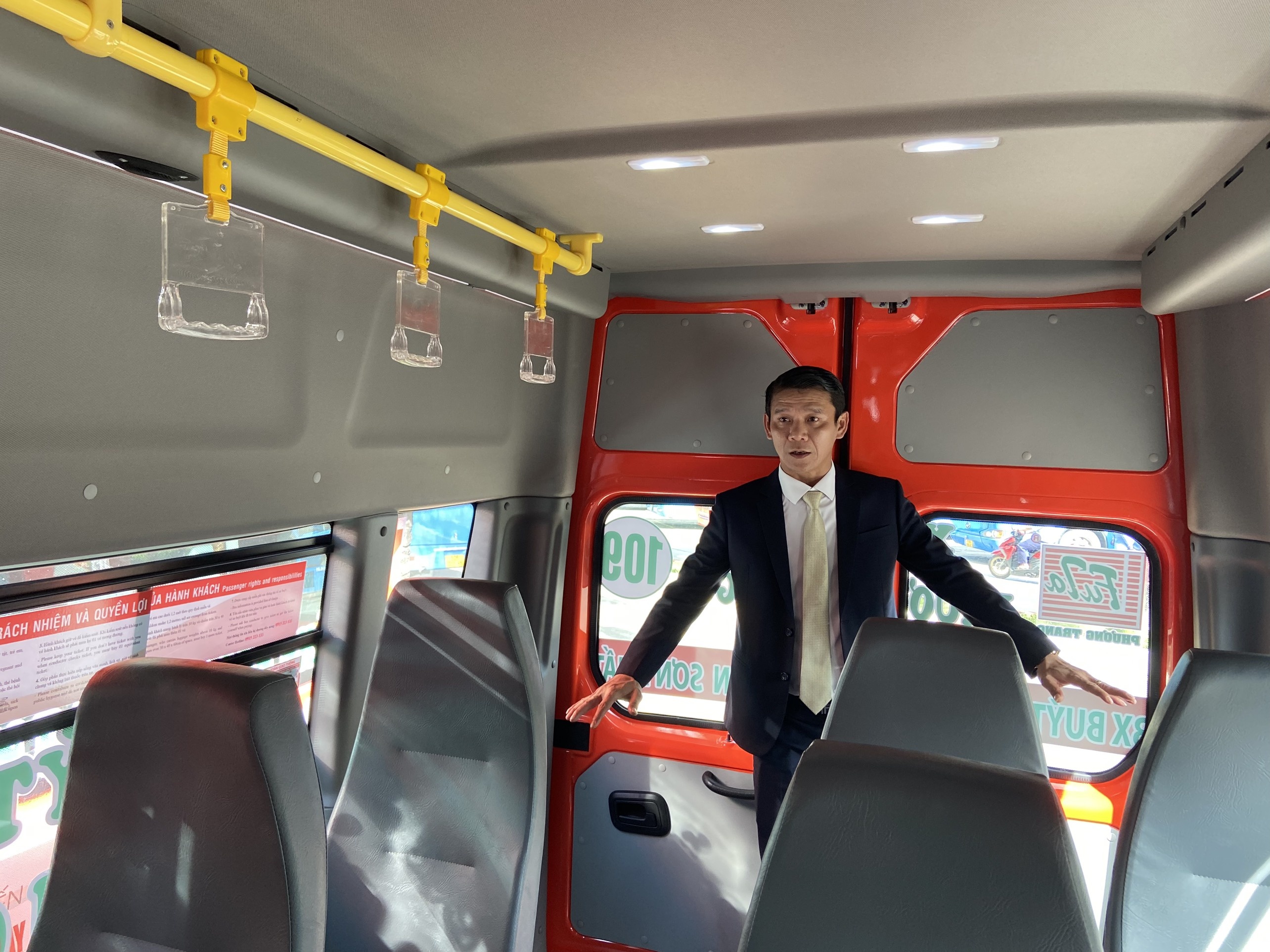 xe buyt san bay anh 2