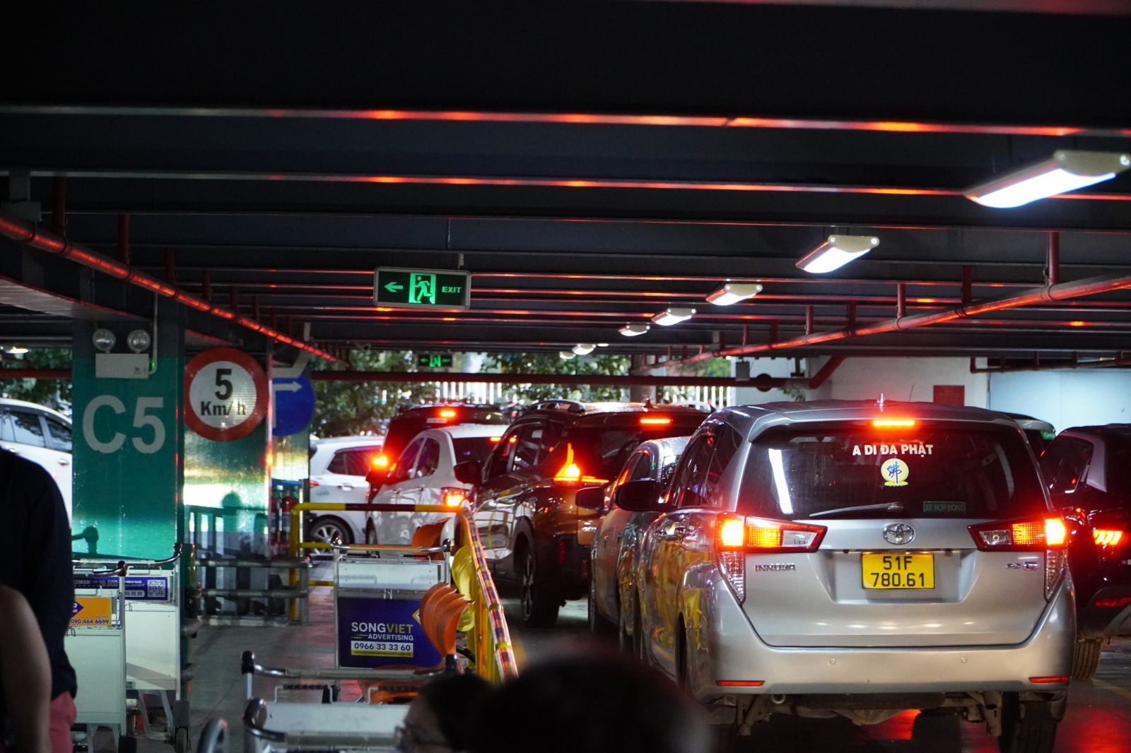 Tai xe than mat 30 phut de qua tram thu phi vao Tan Son Nhat don khach hinh anh