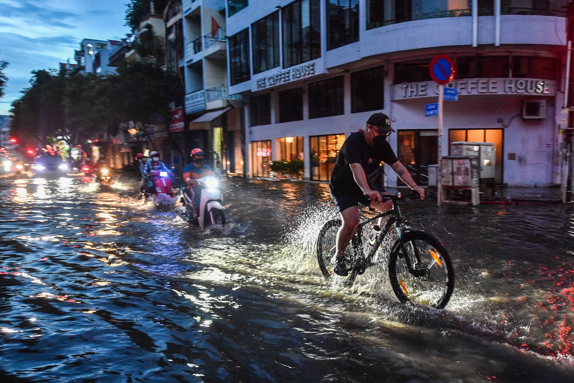 TP.HCM mua do bao Noru anh 1