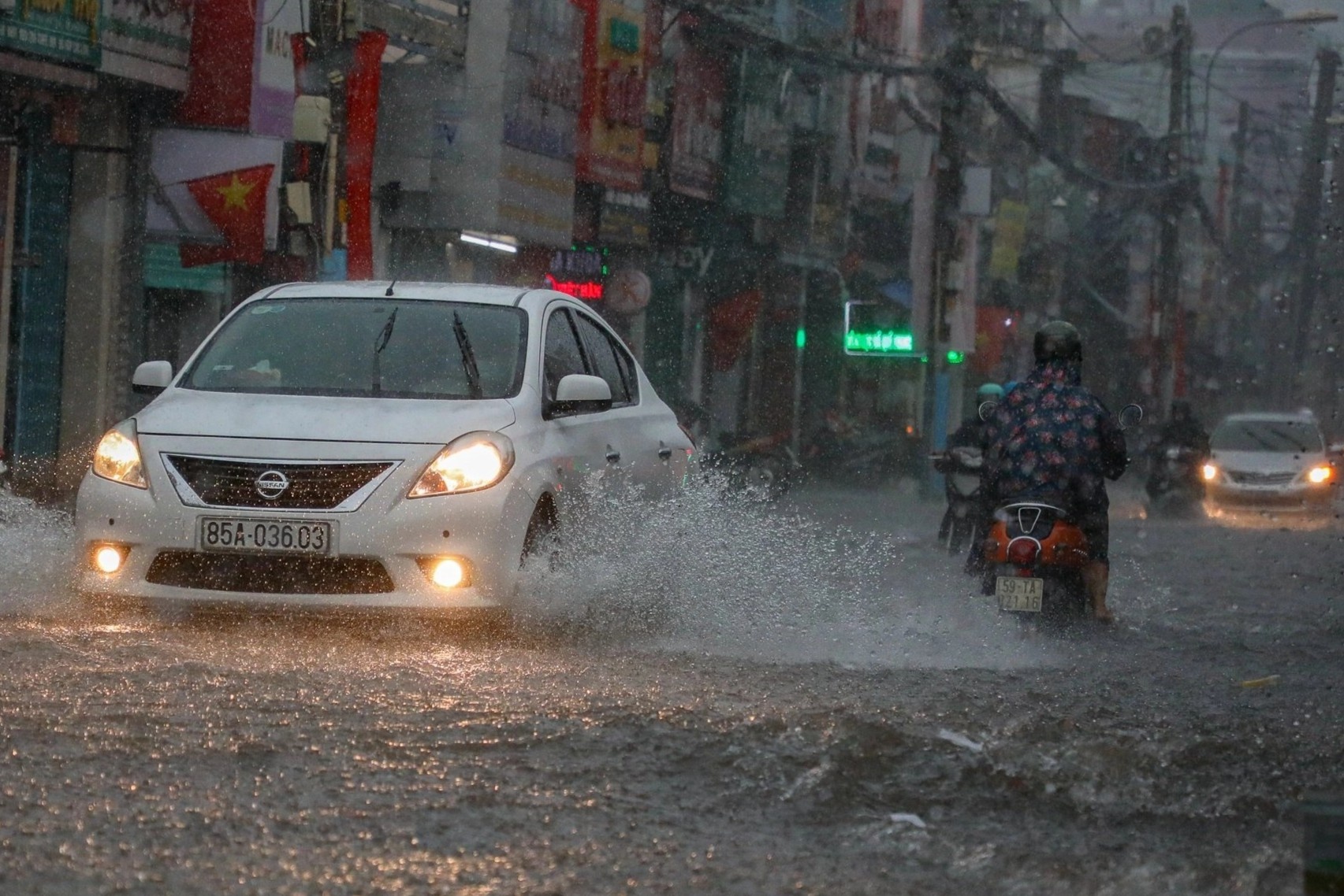 TP.HCM va Nam Bo mua lon do tac dong cua bao Noru hinh anh