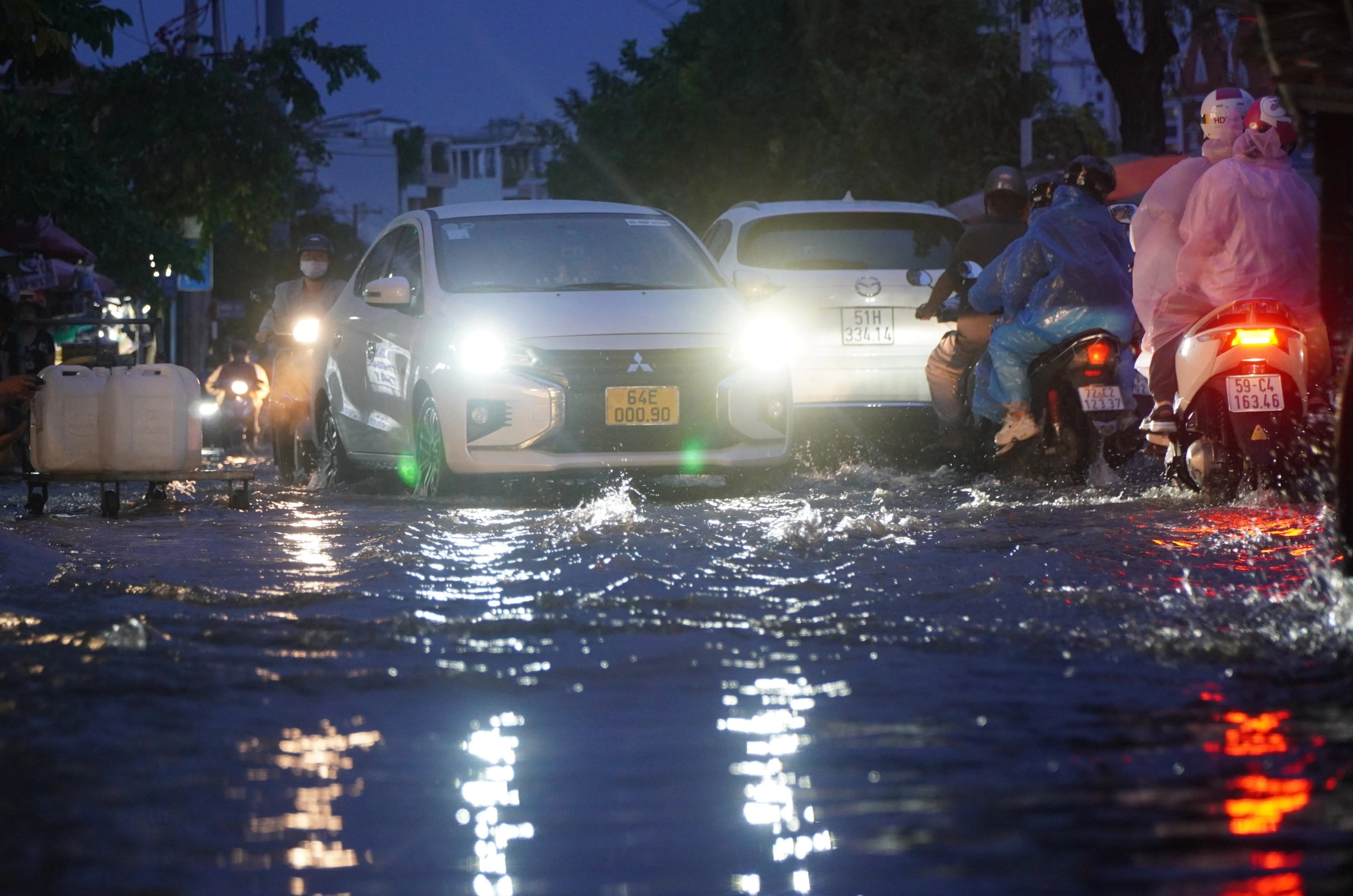 Trieu cuong dat dinh, sinh hoat cua nguoi dan TP.HCM bi dao lon hinh anh