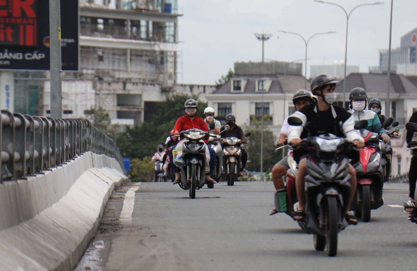 Cam toan bo xe qua cau vuot Nguyen Huu Canh de khac phuc su co hinh anh