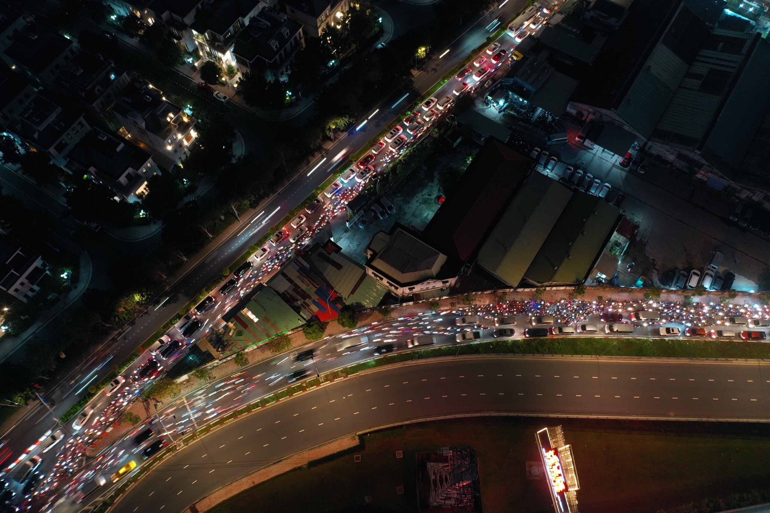 Cam xe qua da cau Nguyen Huu Canh trong 3 dem de kiem dinh hinh anh