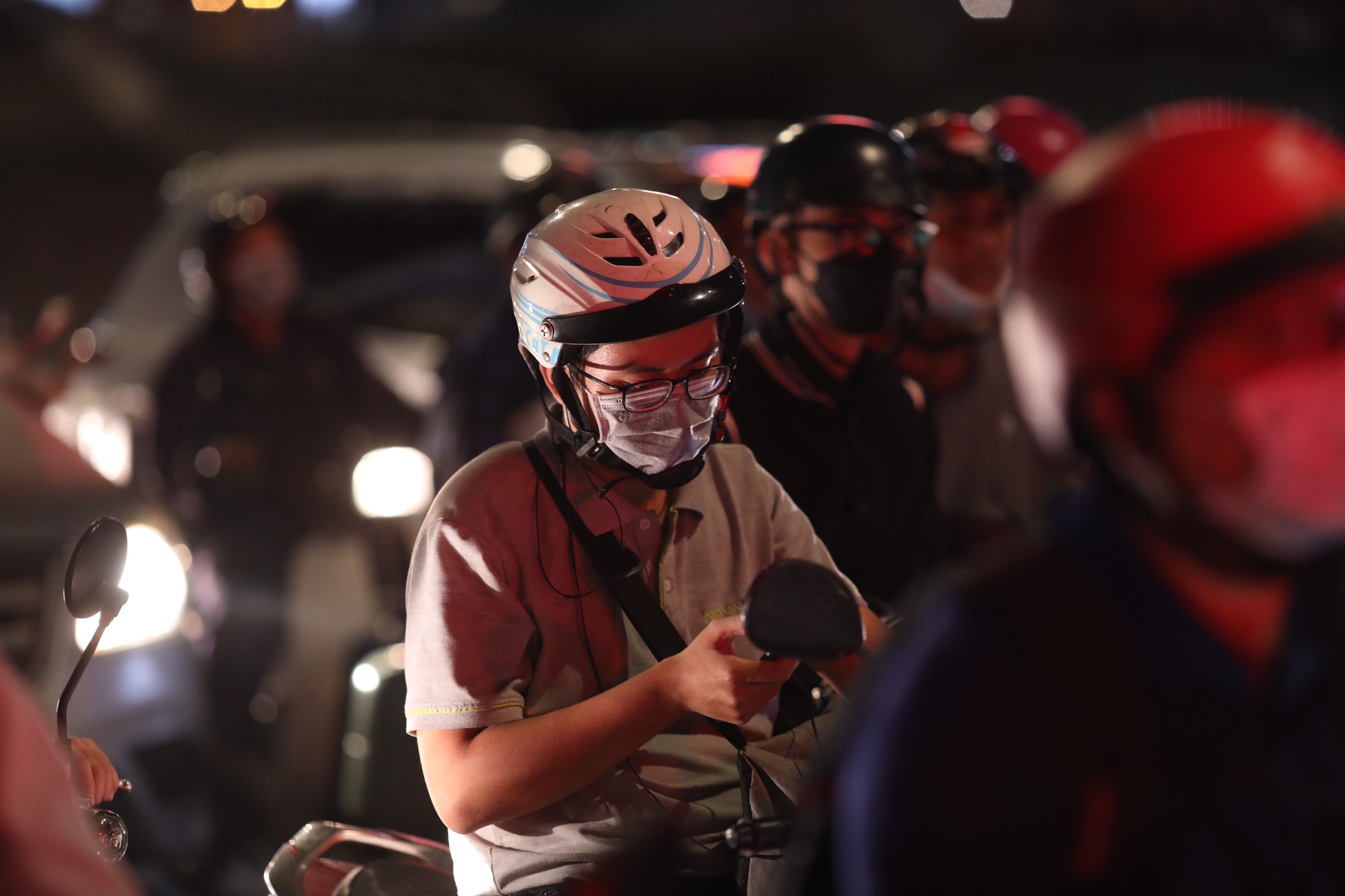 Nguoi TP.HCM bam dien thoai cho qua khu vuc cau Nguyen Huu Canh hinh anh