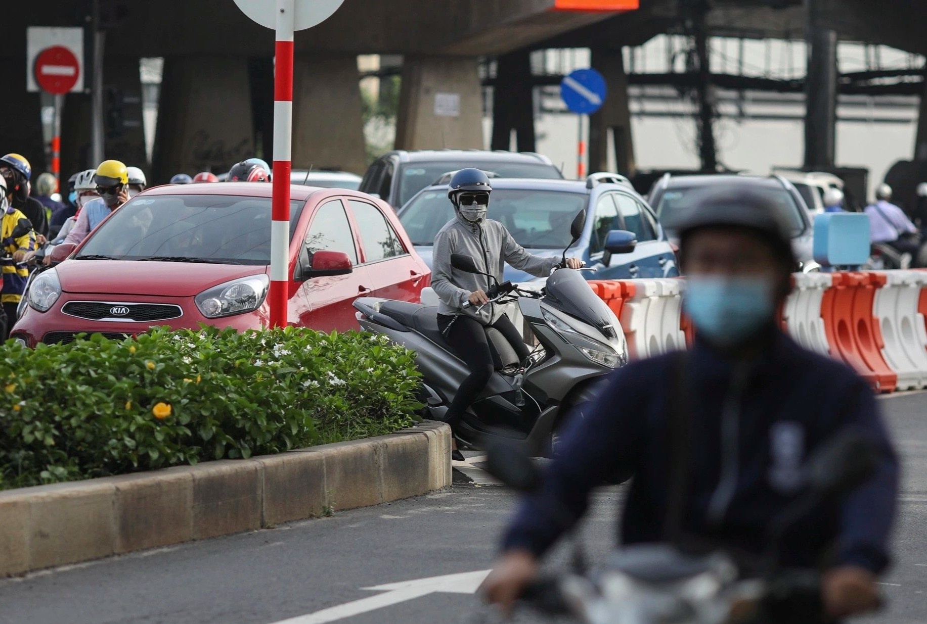 Nguoi dan chay nguoc chieu de thoat ket xe khu cau Nguyen Huu Canh hinh anh