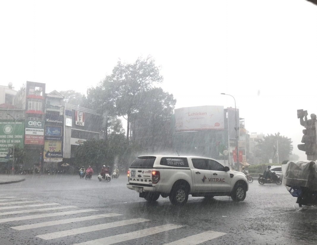 TP.HCM mua dong giua trua hinh anh