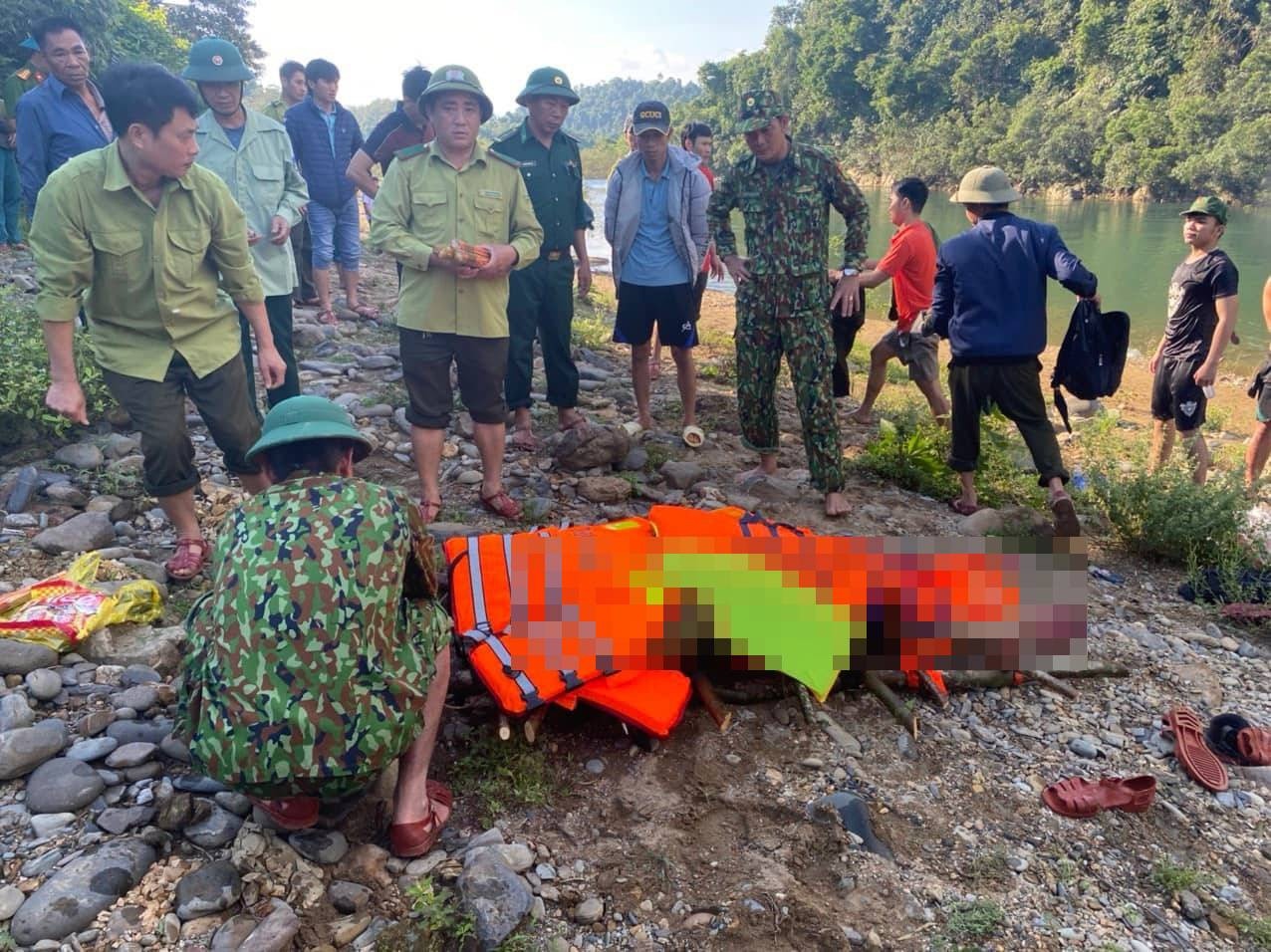 Tram pho bi nuoc cuon tu vong khi di tuan tra hinh anh